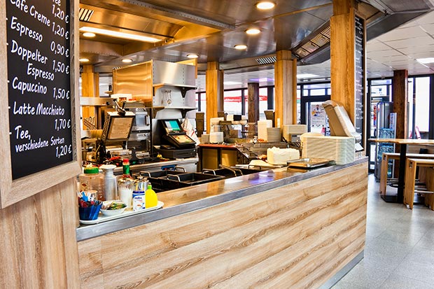 Blick durch den Imbiss.